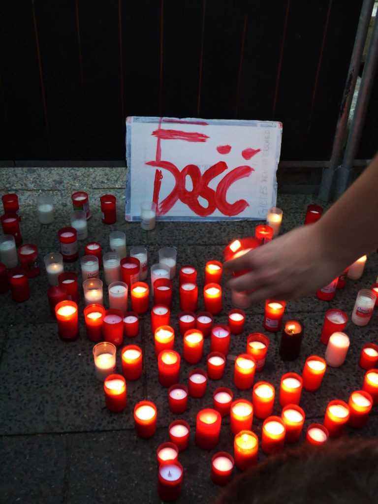 DO BRONIĄCYCH DEMOKRACJI W POLSCE: TRZYMAJCIE SIĘ!