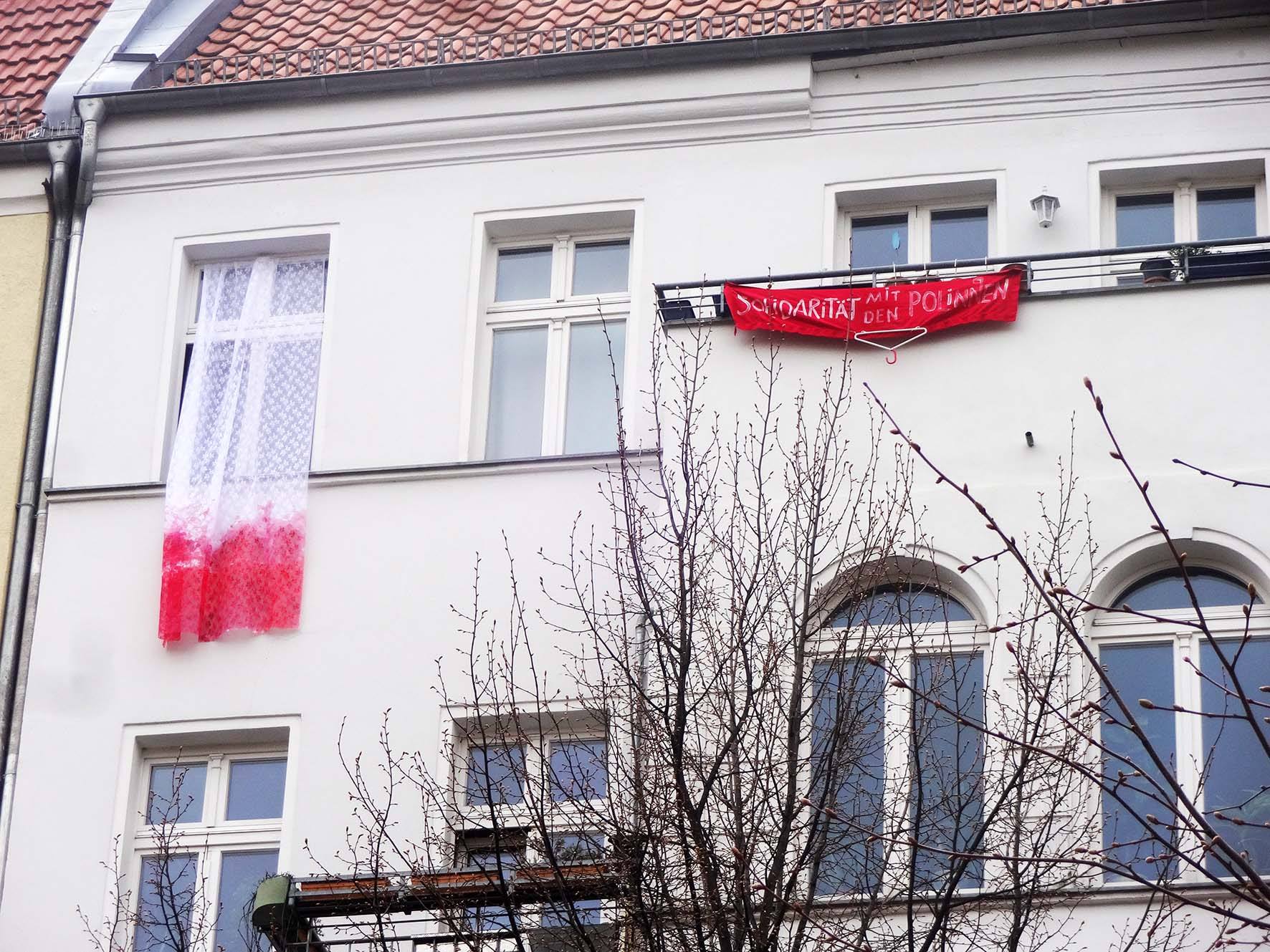 Prywatny koronkowy protest, Polska flaga na moim balkonie, kwiecień 2016, Berlin